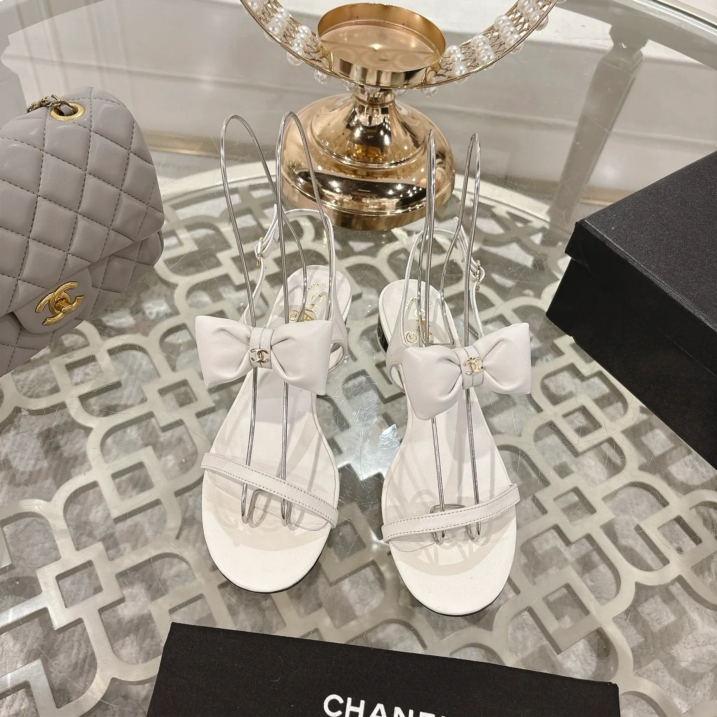 👟👟Ex-factory price 560👟👟 CHANEL 25ss spring and summer new counter top double C bow sandals. This classic design; bow with double C embellishment, playful and elegant, multiple color matching elements... Diversified mix and match is very beautiful and versatile, very light and comfortable on the feet, super delicate and elegant... ꫛꫀꪝ Go➫ Material: Upper: Original customized imported sheepskin Inner: Original custom-made sheepskin lining Outsole: Original custom-made Italian through-dyed genuine leather outsole Size: 35–40 (40 and 41 are custom-made and cannot be returned or exchanged)